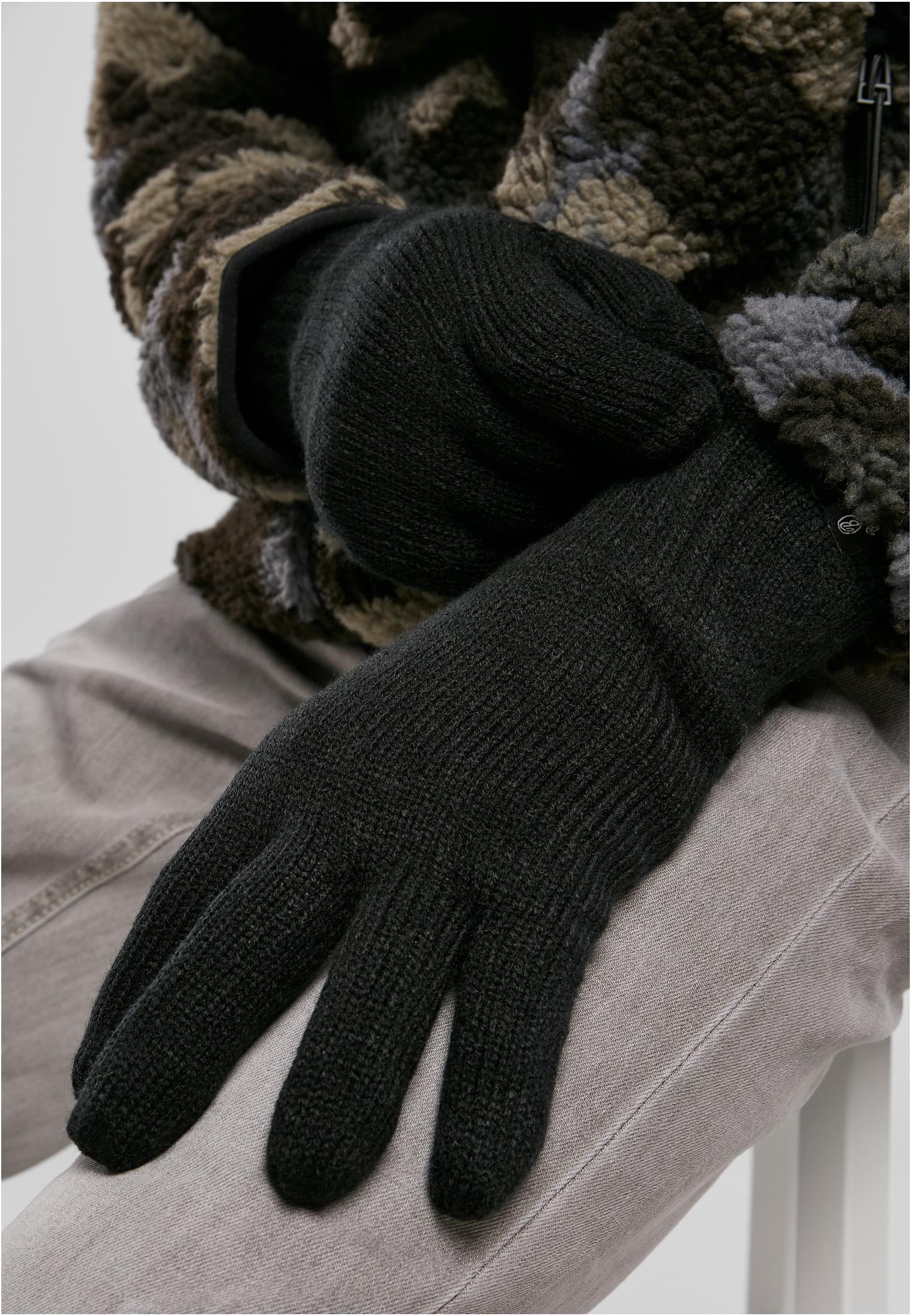 Guantes de lana negra
 - alternate variant 1