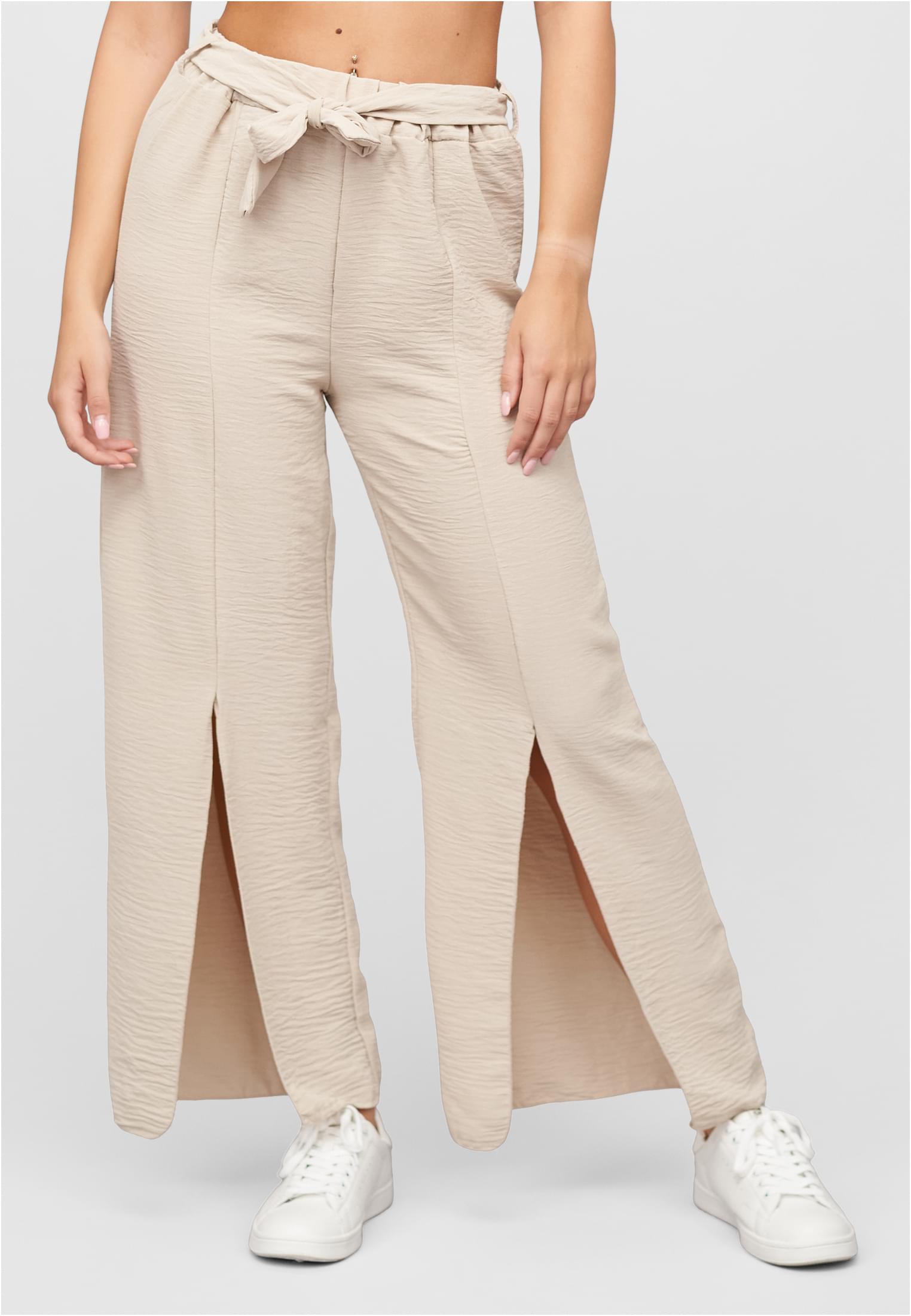 Sommerhose mit seitlich. Schlitzen und Bindegürtel - related product front 1